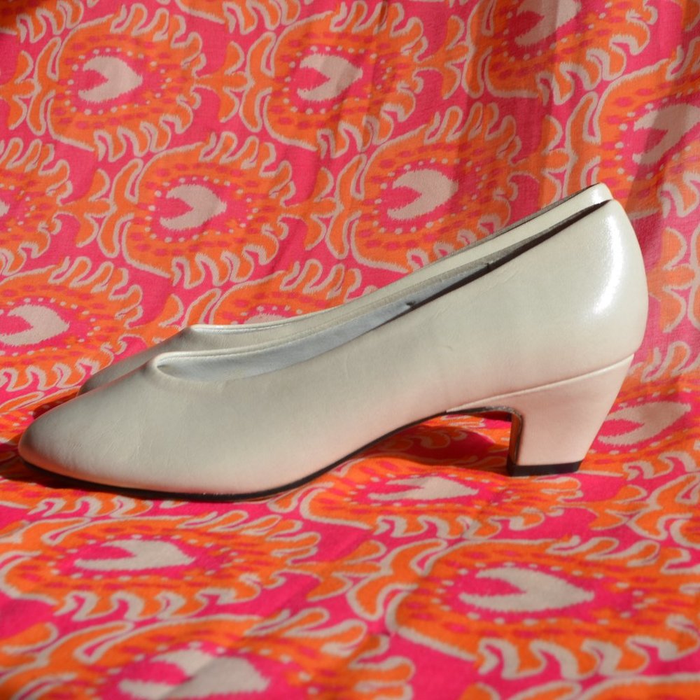Classic Hush Puppies low heel in Bone